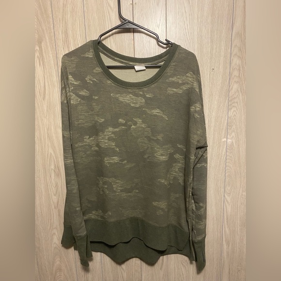 Avia Tops - Medium Camo Avia Sweatshirt